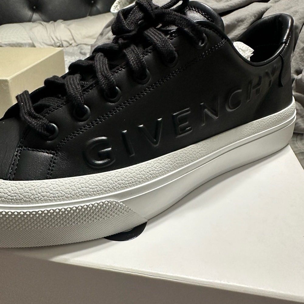 Givenchy Men's Black and White Sneakers